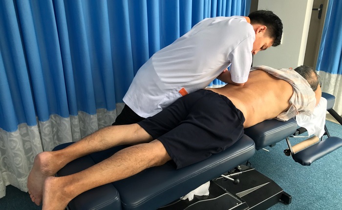 Điều trị đau thần kinh tọa bằng Xoa bóp bấm huyệt
