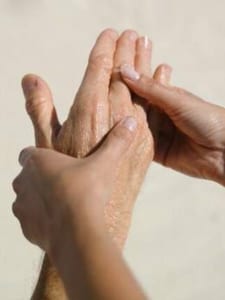 Xoa bóp điều trị viêm khớp dạng thấp