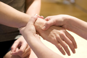 phục hồi chức năng điều trị tổn thương thần kinh trụ