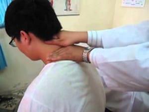 Xoa bóp bấm huyệt điều trị vẹo cổ cấp