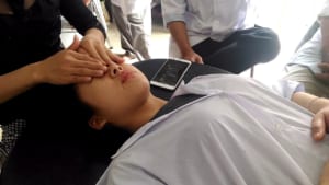 Xoa bóp bấm huyệt trị mất ngủ