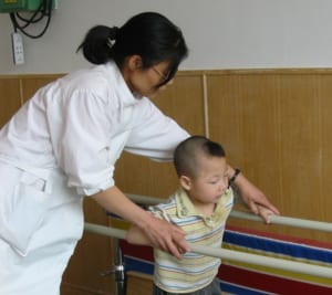 Phục hồi chức năng cho trẻ di chứng viêm não
